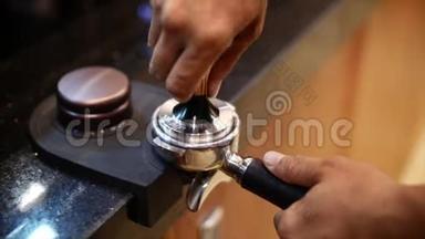 用捣碎的新鲜咖啡做磨碎的咖啡。 特写镜头。 从头到尾煮咖啡。 提供新鲜地面咖啡